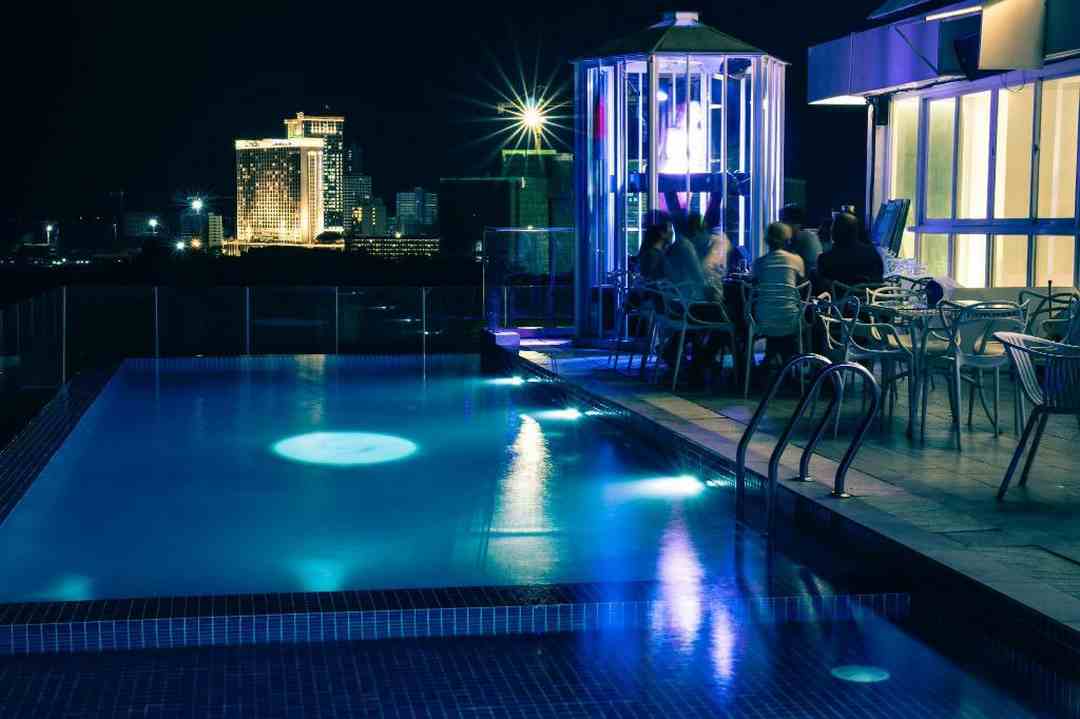 Các bàn ăn ngoài trời của La Vogue Boutique Hotel & Casino